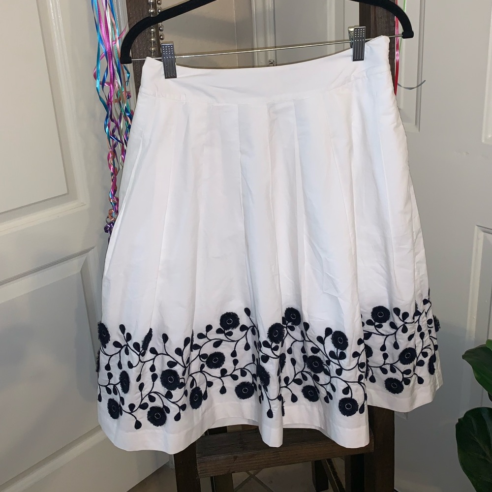 Petite White w/Navy Floral Trim Knee-Length, Pleated Skirt